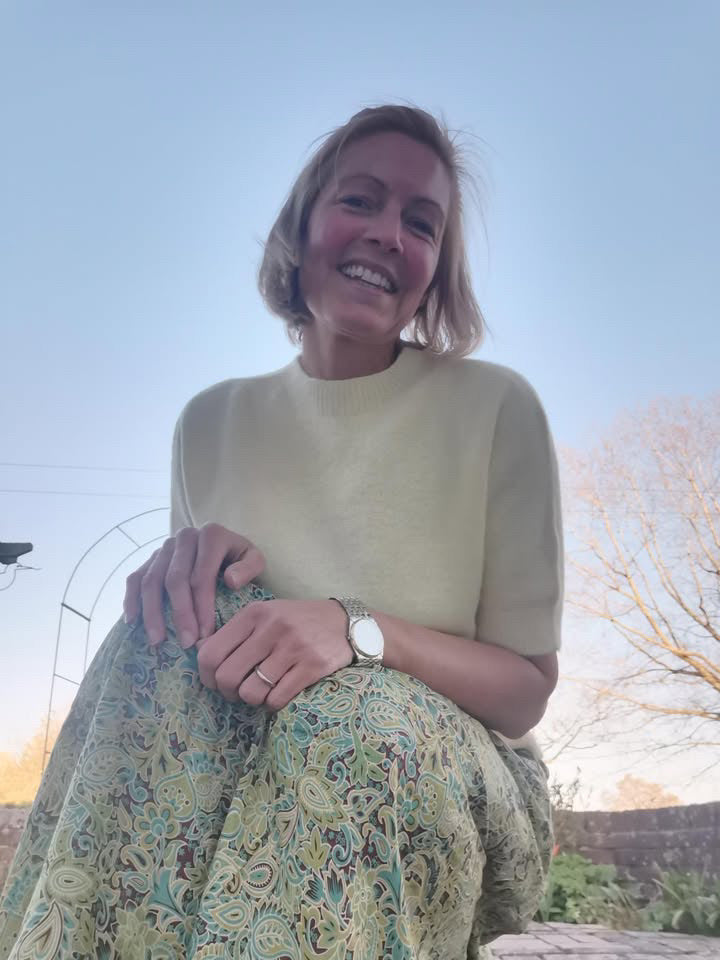 Vicky yellow jumper
