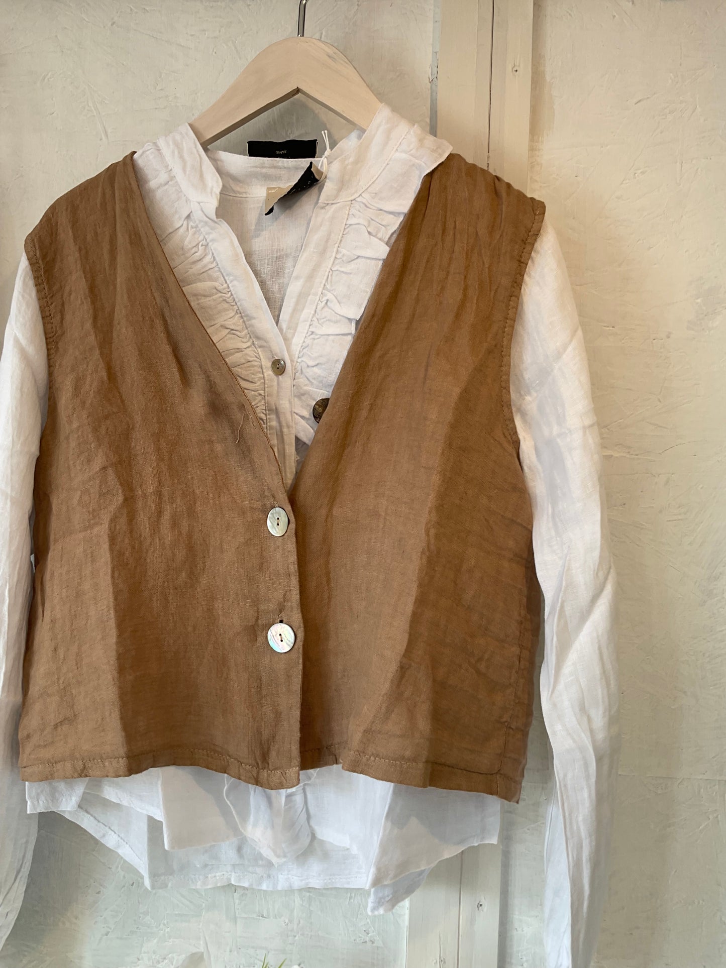 Stella linen waistcoat in dessert sand