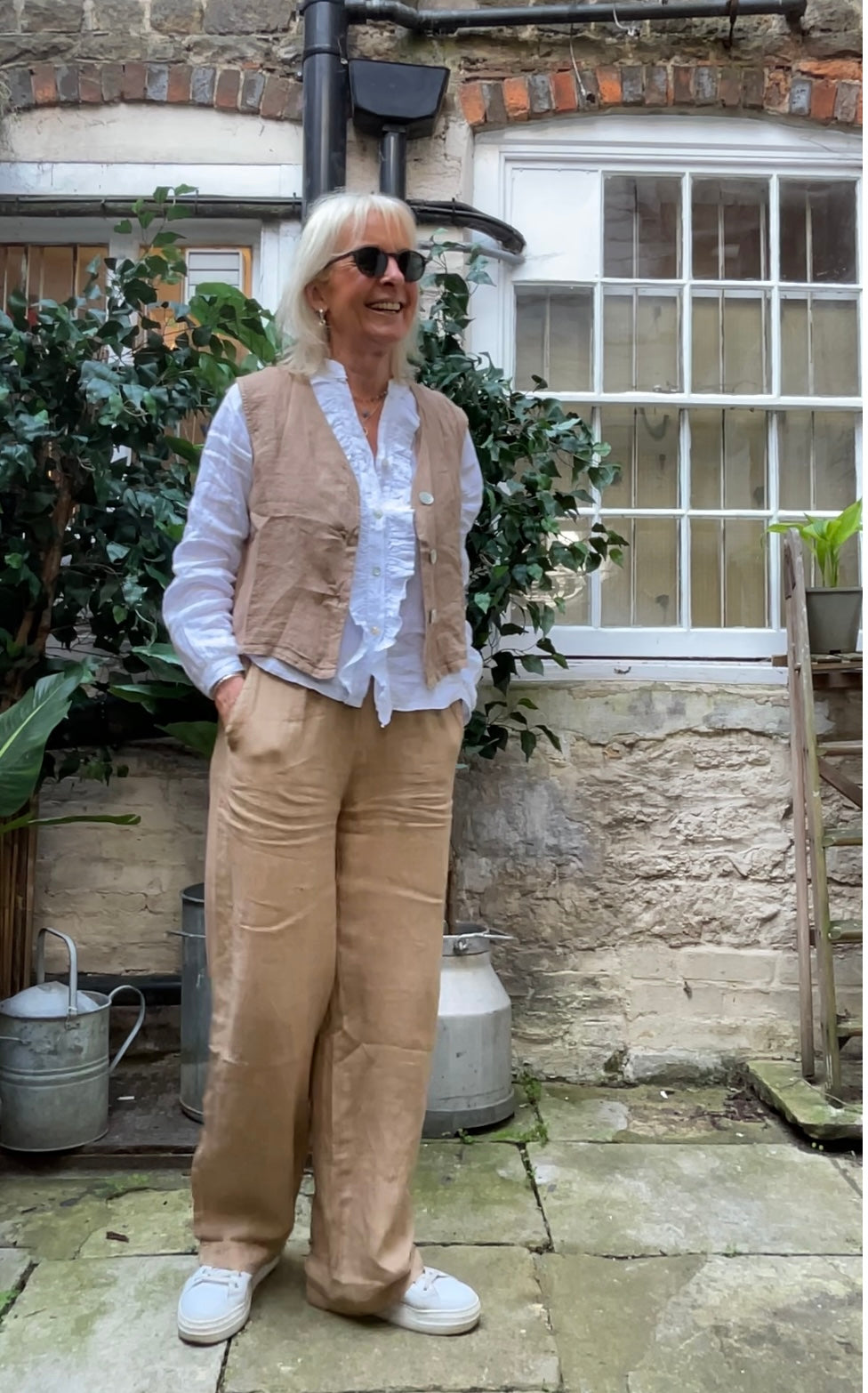 Stella linen waistcoat in dessert sand